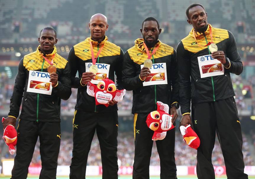 Campionati del mondo 2015 a Pechino: la premiazione della staffetta 4x100 della Giamaica, da sinistra: Nesta Carter, Asafa Powell, Nickel Ashmeade e Usain Bolt (Epa)